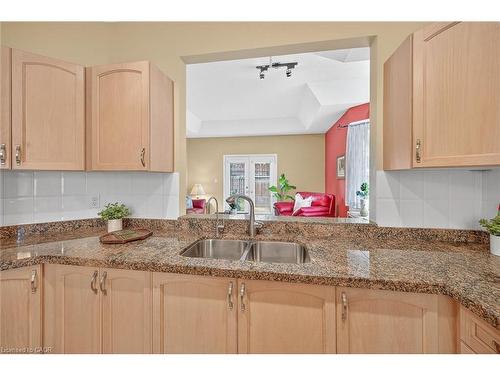 28-52 Twentyplace Boulevard, Mount Hope, ON - Indoor Photo Showing Kitchen With Double Sink