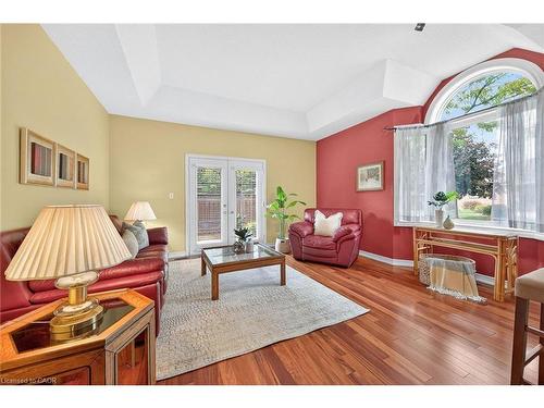 28-52 Twentyplace Boulevard, Mount Hope, ON - Indoor Photo Showing Living Room
