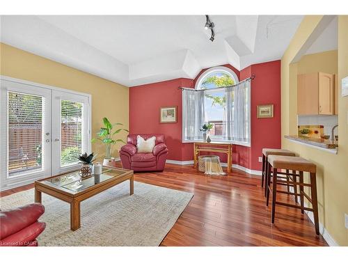 28-52 Twentyplace Boulevard, Mount Hope, ON - Indoor Photo Showing Living Room