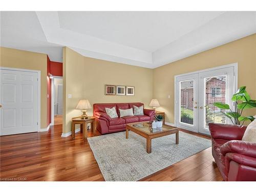 28-52 Twentyplace Boulevard, Mount Hope, ON - Indoor Photo Showing Living Room