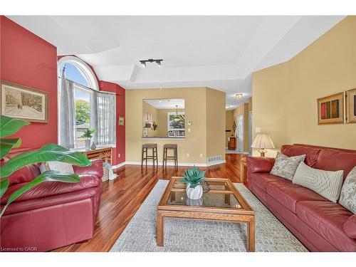 28-52 Twentyplace Boulevard, Mount Hope, ON - Indoor Photo Showing Living Room