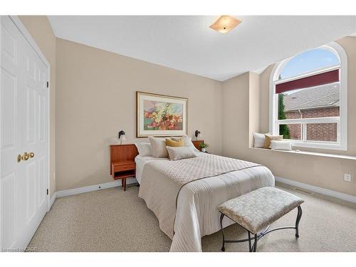 28-52 Twentyplace Boulevard, Mount Hope, ON - Indoor Photo Showing Bedroom