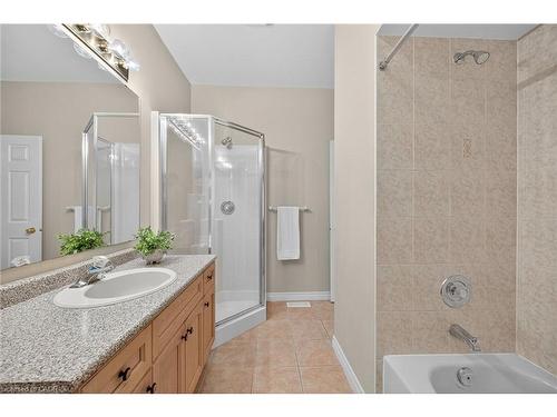 28-52 Twentyplace Boulevard, Mount Hope, ON - Indoor Photo Showing Bathroom