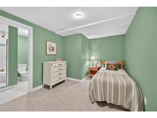28-52 Twentyplace Boulevard, Mount Hope, ON - Indoor Photo Showing Bedroom