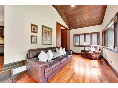 11 Maple Hill Drive, Kitchener, ON - Indoor Photo Showing Living Room