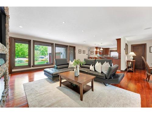 11 Maple Hill Drive, Kitchener, ON - Indoor Photo Showing Living Room