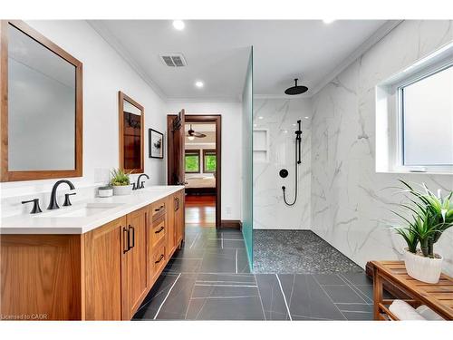 11 Maple Hill Drive, Kitchener, ON - Indoor Photo Showing Bathroom