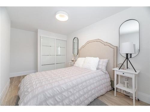 19-120 Quigley Road, Hamilton, ON - Indoor Photo Showing Bedroom