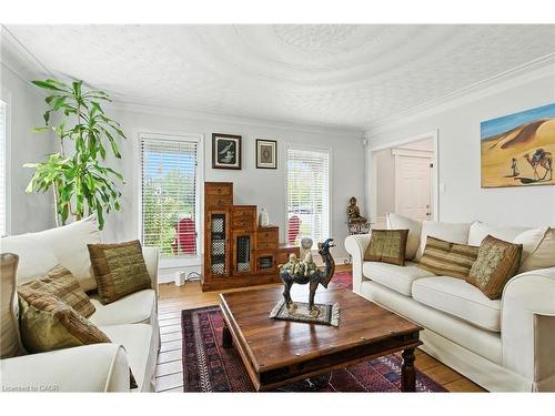 24 Meander Close, Carlisle, ON - Indoor Photo Showing Living Room