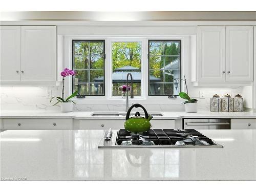 24 Meander Close, Carlisle, ON - Indoor Photo Showing Kitchen