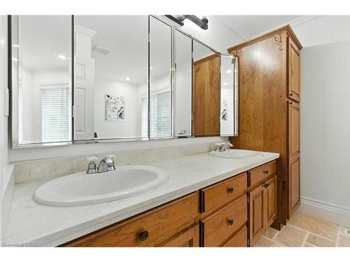 24 Meander Close, Carlisle, ON - Indoor Photo Showing Bathroom