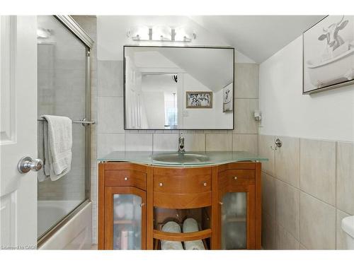 24 Meander Close, Carlisle, ON - Indoor Photo Showing Bathroom