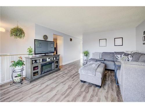 26 Cluthe Crescent, Kitchener, ON - Indoor Photo Showing Living Room