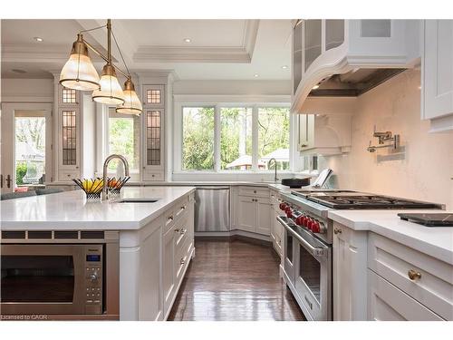 209 Donessle Drive, Oakville, ON - Indoor Photo Showing Kitchen With Upgraded Kitchen
