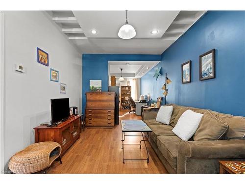 25 Chatham Street, Hamilton, ON - Indoor Photo Showing Living Room