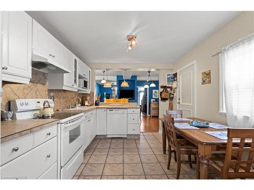 25 Chatham Street, Hamilton, ON - Indoor Photo Showing Kitchen