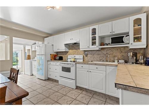 25 Chatham Street, Hamilton, ON - Indoor Photo Showing Kitchen