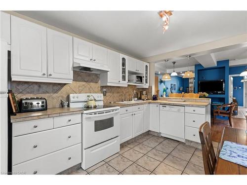 25 Chatham Street, Hamilton, ON - Indoor Photo Showing Kitchen