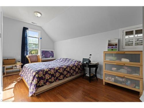 25 Chatham Street, Hamilton, ON - Indoor Photo Showing Bedroom