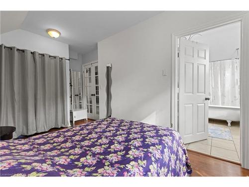 25 Chatham Street, Hamilton, ON - Indoor Photo Showing Bedroom