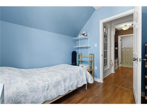 25 Chatham Street, Hamilton, ON - Indoor Photo Showing Bedroom
