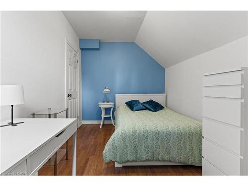 25 Chatham Street, Hamilton, ON - Indoor Photo Showing Bedroom