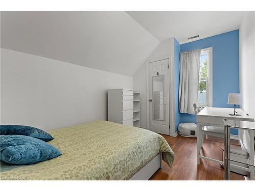 25 Chatham Street, Hamilton, ON - Indoor Photo Showing Bedroom