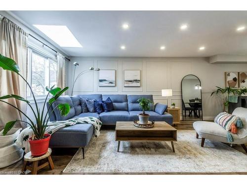 77-26 Moss Boulevard, Hamilton, ON - Indoor Photo Showing Living Room