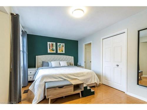 77-26 Moss Boulevard, Hamilton, ON - Indoor Photo Showing Bedroom