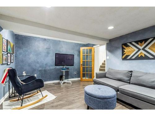 77-26 Moss Boulevard, Hamilton, ON - Indoor Photo Showing Living Room