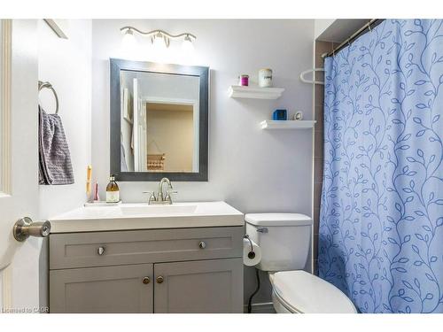 77-26 Moss Boulevard, Hamilton, ON - Indoor Photo Showing Bathroom