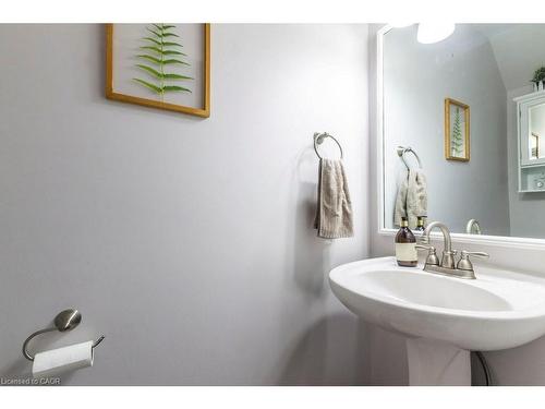77-26 Moss Boulevard, Hamilton, ON - Indoor Photo Showing Bathroom