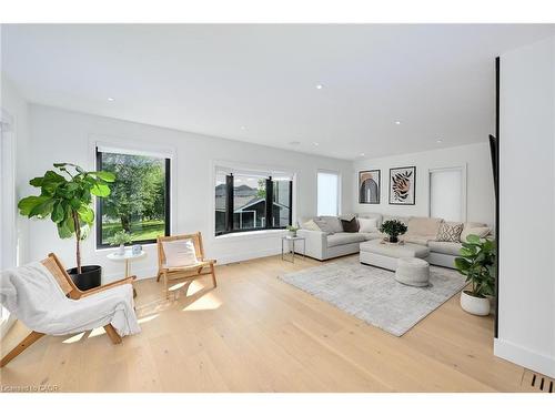 162 Stone Church Road E, Hamilton, ON - Indoor Photo Showing Living Room
