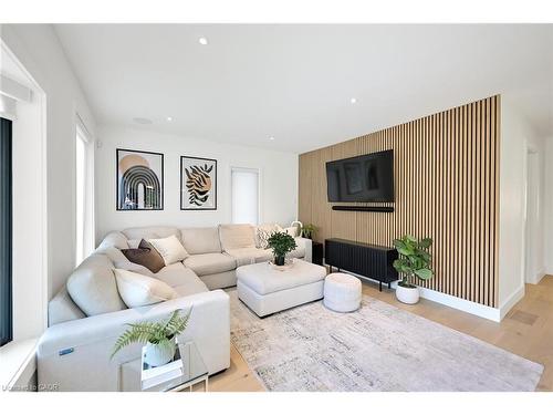 162 Stone Church Road E, Hamilton, ON - Indoor Photo Showing Living Room