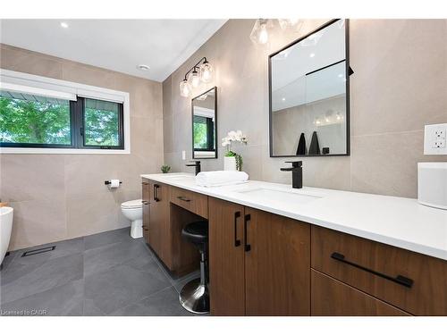 162 Stone Church Road E, Hamilton, ON - Indoor Photo Showing Bathroom
