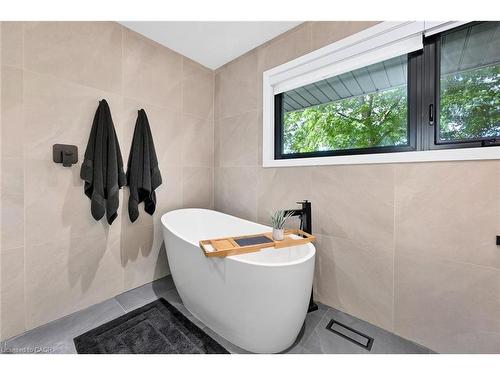 162 Stone Church Road E, Hamilton, ON - Indoor Photo Showing Bathroom