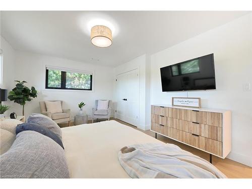 162 Stone Church Road E, Hamilton, ON - Indoor Photo Showing Bedroom