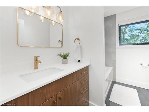 162 Stone Church Road E, Hamilton, ON - Indoor Photo Showing Bathroom