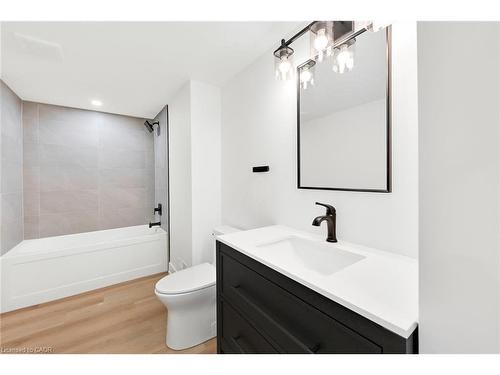 162 Stone Church Road E, Hamilton, ON - Indoor Photo Showing Bathroom