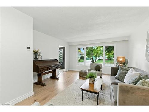 1423 Thornton Road, Burlington, ON - Indoor Photo Showing Living Room
