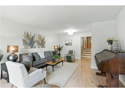 1423 Thornton Road, Burlington, ON - Indoor Photo Showing Living Room