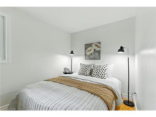 1423 Thornton Road, Burlington, ON - Indoor Photo Showing Bedroom