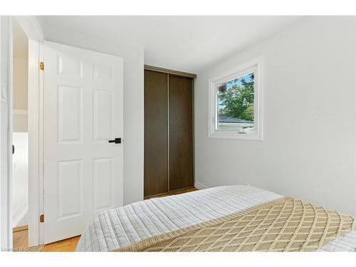1423 Thornton Road, Burlington, ON - Indoor Photo Showing Bedroom