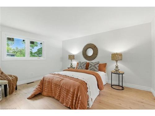 1423 Thornton Road, Burlington, ON - Indoor Photo Showing Bedroom