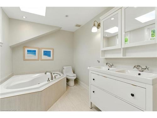 437 6Th Concession Road E, Flamborough, ON - Indoor Photo Showing Bathroom