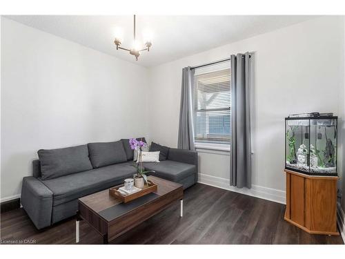 22 Bertram Street, St. Catharines, ON - Indoor Photo Showing Living Room