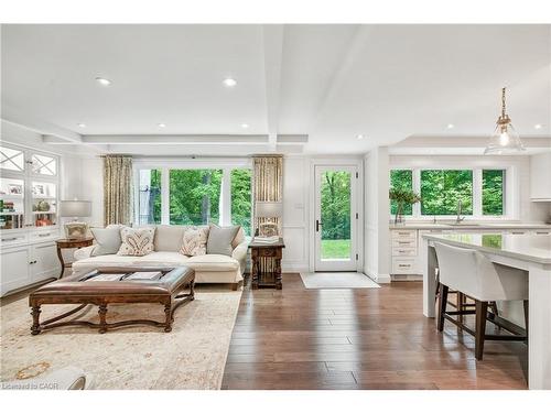 61 Oak Knoll Drive, Hamilton, ON - Indoor Photo Showing Living Room