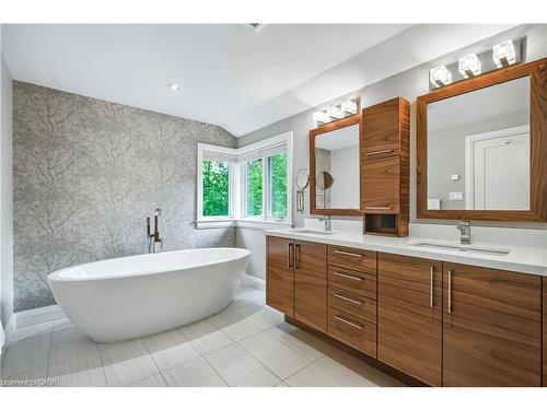 61 Oak Knoll Drive, Hamilton, ON - Indoor Photo Showing Bathroom