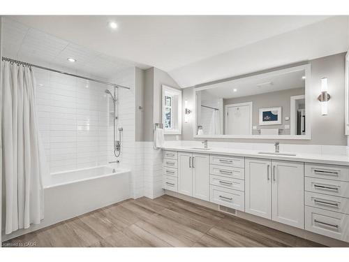 61 Oak Knoll Drive, Hamilton, ON - Indoor Photo Showing Bathroom