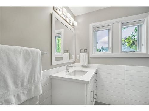 61 Oak Knoll Drive, Hamilton, ON - Indoor Photo Showing Bathroom